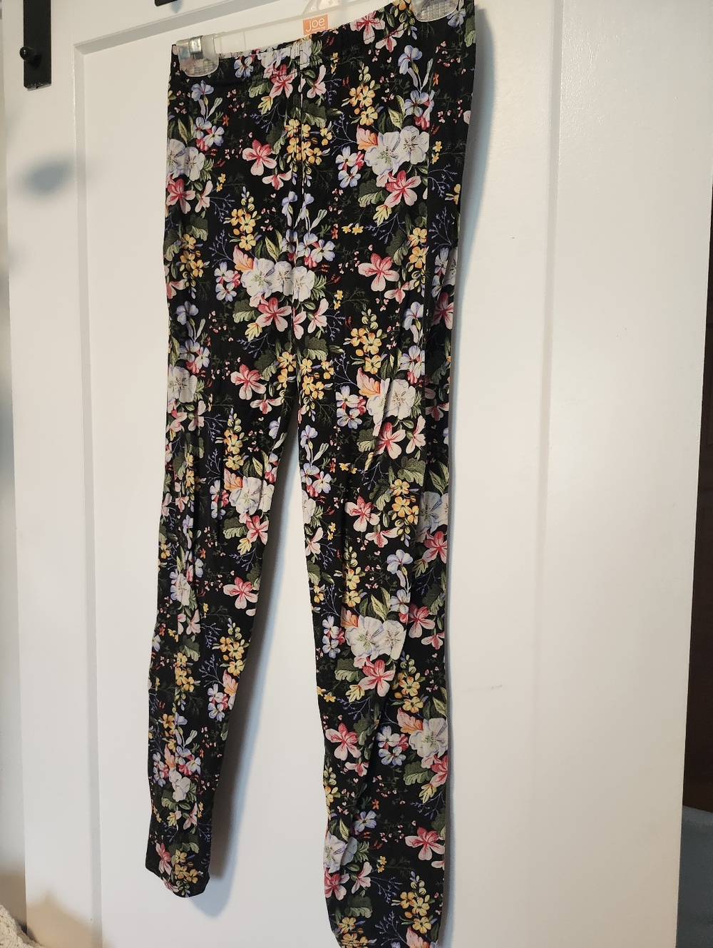 *Bundle 3/$20!* Super Soft Floral Print Leggings - Picture 2 of 6